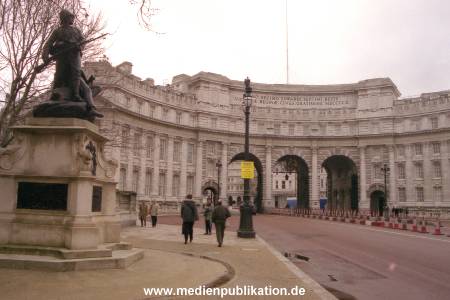 N0563 London 2001