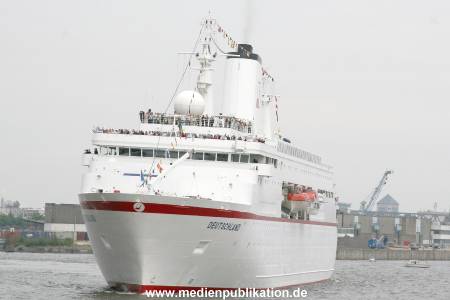 Queen Mary 2 25082006 022