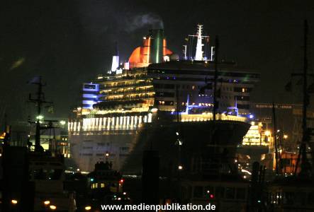 QM2 Abfahrt 01082005 001