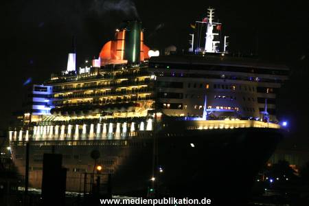QM2 Abfahrt 01082005 002