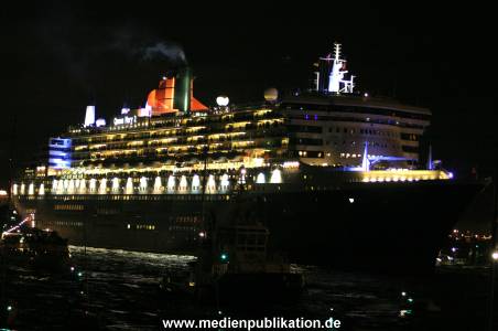 QM2 Abfahrt 01082005 003