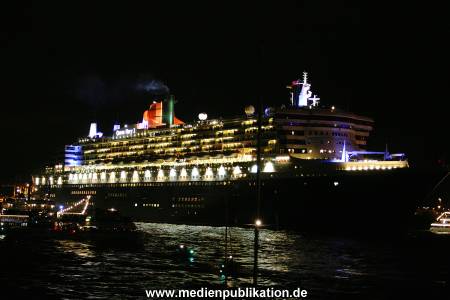 QM2 Abfahrt 01082005 004
