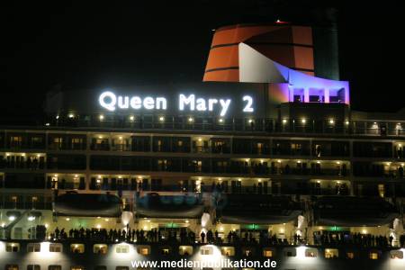 QM2 Abfahrt 01082005 006