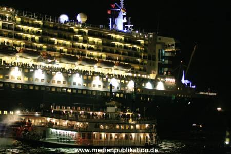 QM2 Abfahrt 01082005 008
