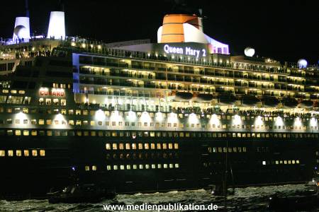 QM2 Abfahrt 01082005 009