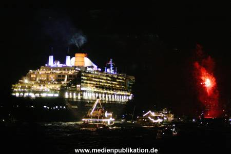 QM2 Abfahrt 01082005 010