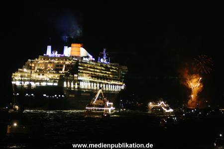 QM2 Abfahrt 01082005 011