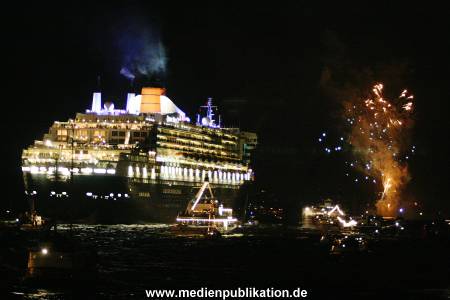 QM2 Abfahrt 01082005 012
