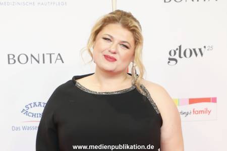 Goldene Bild der Frau 19112025 078