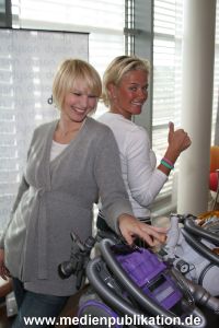Frauen wirbeln Staub auf 18102005 093
