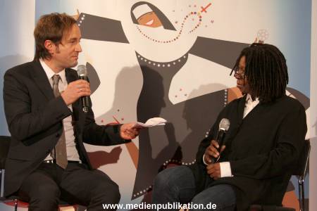 Whoopi 04122009 030
