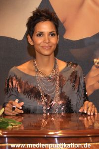 Halle Berry 30092010 039