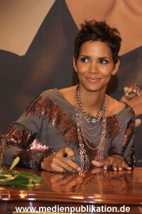 Halle Berry 30092010 044