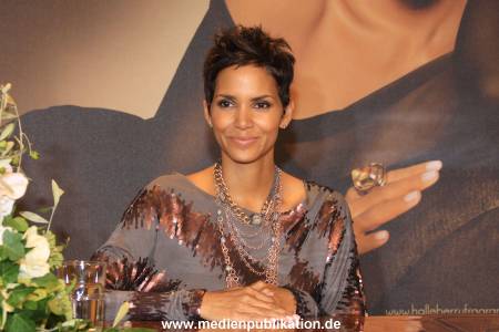 Halle Berry 30092010 047