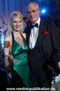 Blauer Ball 17042010 013