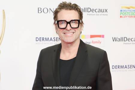 Goldene Bild der Frau 19112025 227