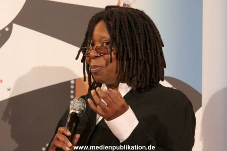 Whoopi 04122009 033