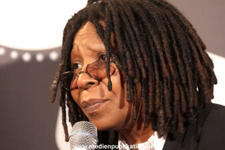 Whoopi 04122009 064