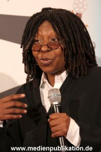 Whoopi 04122009 082