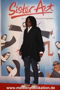 Whoopi 04122009 119