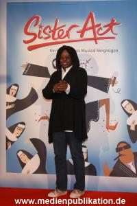 Whoopi 04122009 120