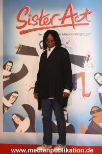 Whoopi 04122009 123