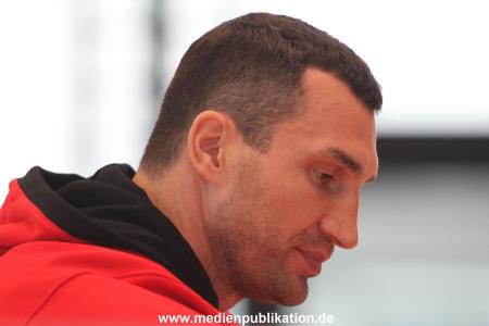 Klitschko Wiegen 07112012 012