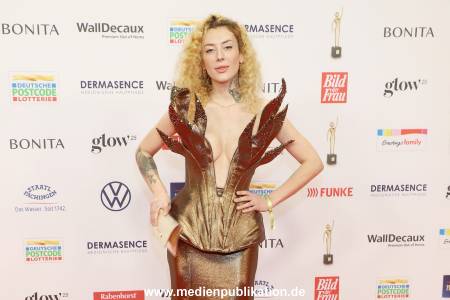 Goldene Bild der Frau 19112025 024