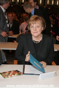Merkel im CCH 25112005 001
