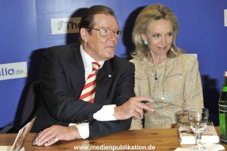 Roger Moore Thalia 30052009 007