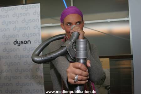 Frauen wirbeln Staub auf 18102005 046