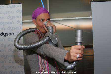 Frauen wirbeln Staub auf 18102005 047