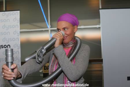Frauen wirbeln Staub auf 18102005 048