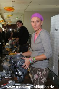 Frauen wirbeln Staub auf 18102005 084