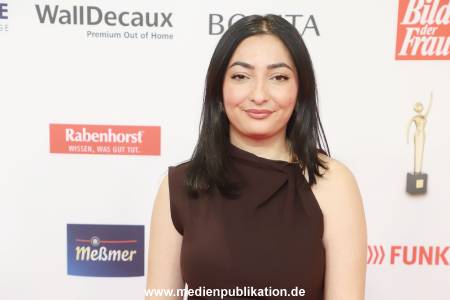 Goldene Bild der Frau 19112025 257