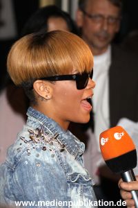 Rihanna 03032010 004
