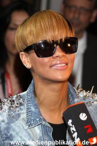 Rihanna 03032010 010