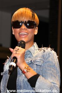 Rihanna 03032010 017
