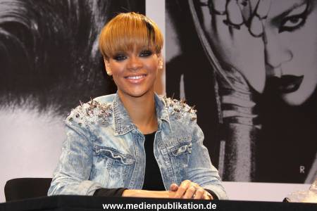 Rihanna 03032010 040