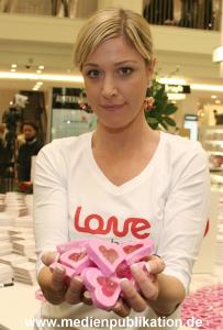 Love Helps 29042006 044