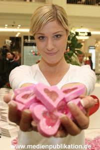 Love Helps 29042006 052