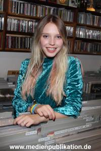 Lina Larissa Strahl 20102017 011