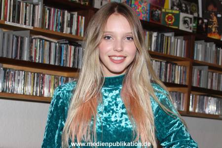 Lina Larissa Strahl 20102017 030