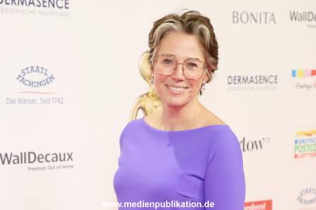 Goldene Bild der Frau 19112025 248