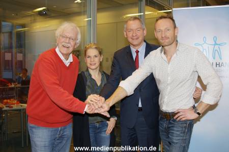 HandInHand Spenden 11122015 055