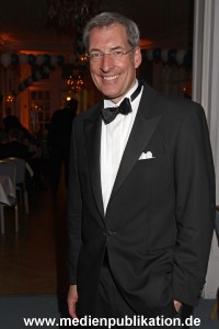 Blauer Ball 17042010 009